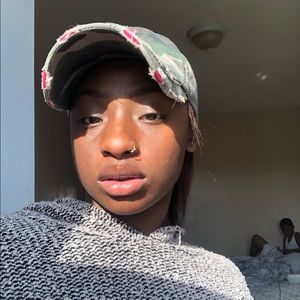 Meet your Posher, Taniyq